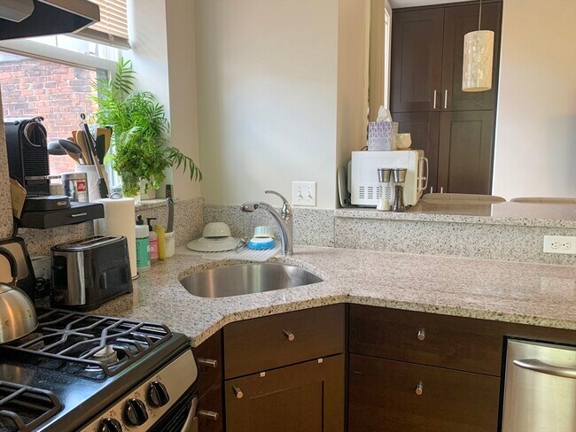 Building Photo - 24 Anderson St