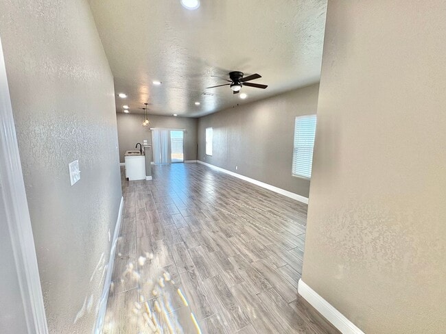 Building Photo - 1040 E Glorietta Dr