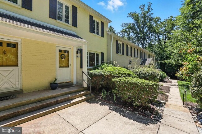 Foto del edificio - 9882 Hollow Glen Pl