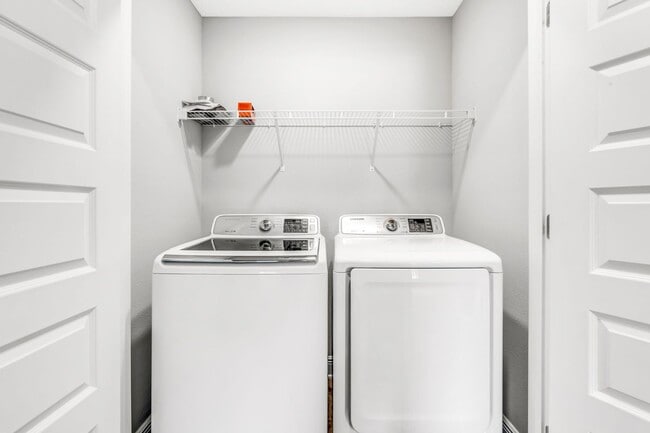 Building Photo - Newer 3 Bed/2.5 Bath Townhome with Modern ...