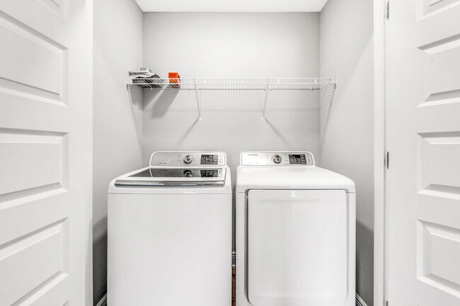 Foto del edificio - Newer 3 Bed/2.5 Bath Townhome with Modern ...