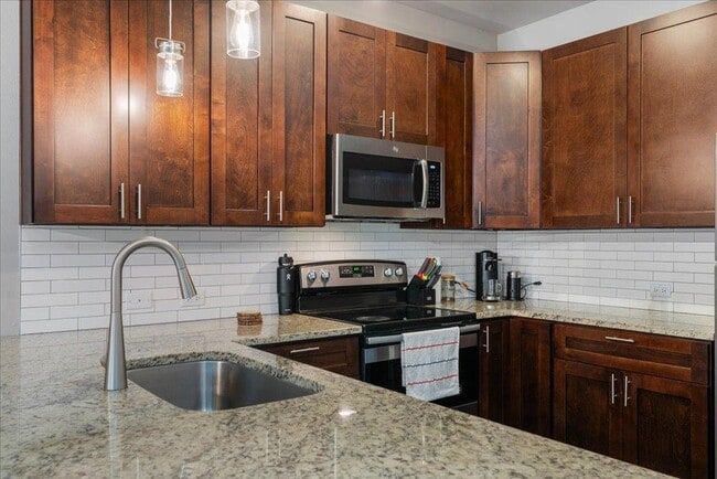 Foto del edificio - 5800 Clubhouse Dr