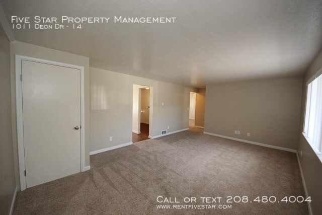 Building Photo - 1011 Deon Dr
