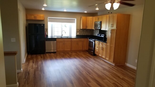 Building Photo - Pet Friendly. W&D. Great Location. 2 Parki...