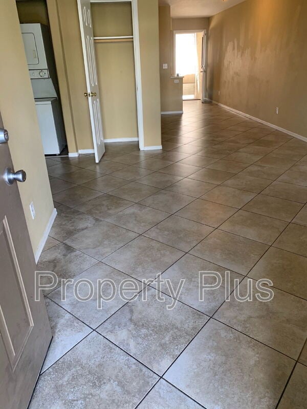 Building Photo - 3301 E Earll Dr