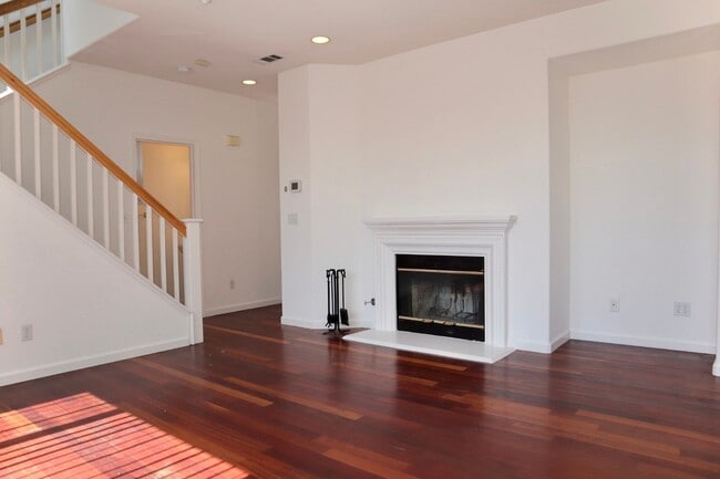 Building Photo - FRESH & BRIGHT 3 BEDROOM GEM IN PRIME LOCA...