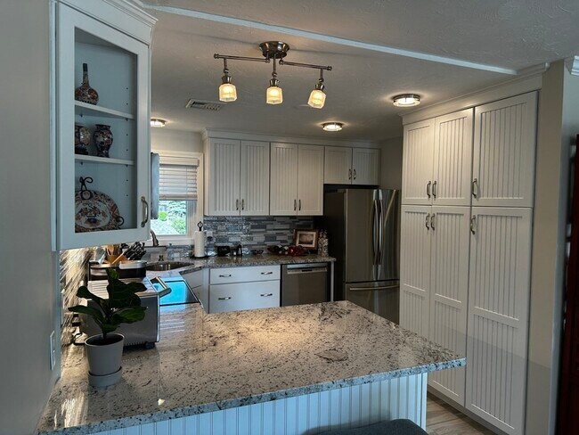 Building Photo - 615 White Cliffs Dr