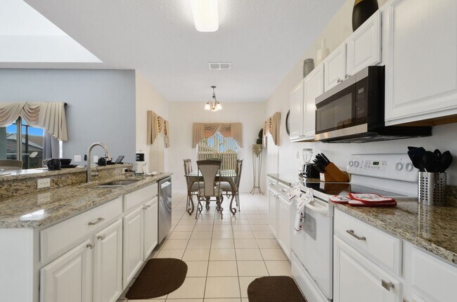 Foto del edificio - Single family pool home now available!