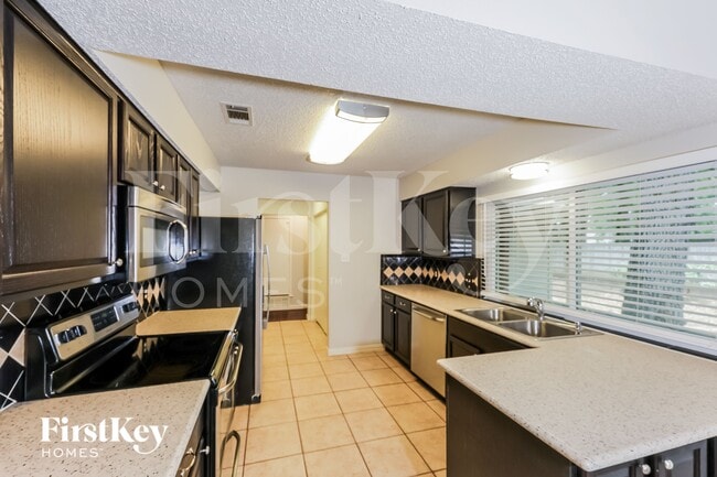 Building Photo - 1800 Chittam Dr