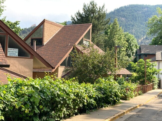 Foto del edificio - 3 Bedroom, 2 1/2 Bath Townhome - right up ...