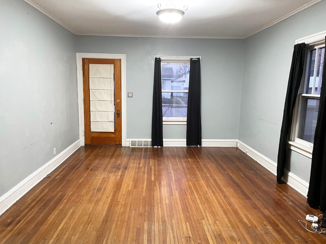 Primary Photo - 903 W College Ave