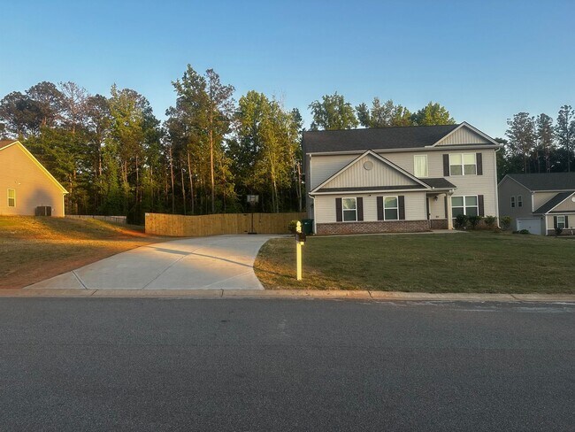 Foto del edificio - 4BR/2.5BA | Newly Renovated Single Family Home | Fully Fenced Backyard| In  Milledgeville!