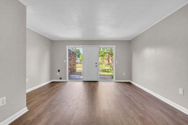 Building Photo - 803 E Broad St