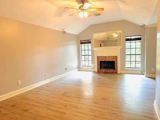 Building Photo - 722 Silverpines Rd