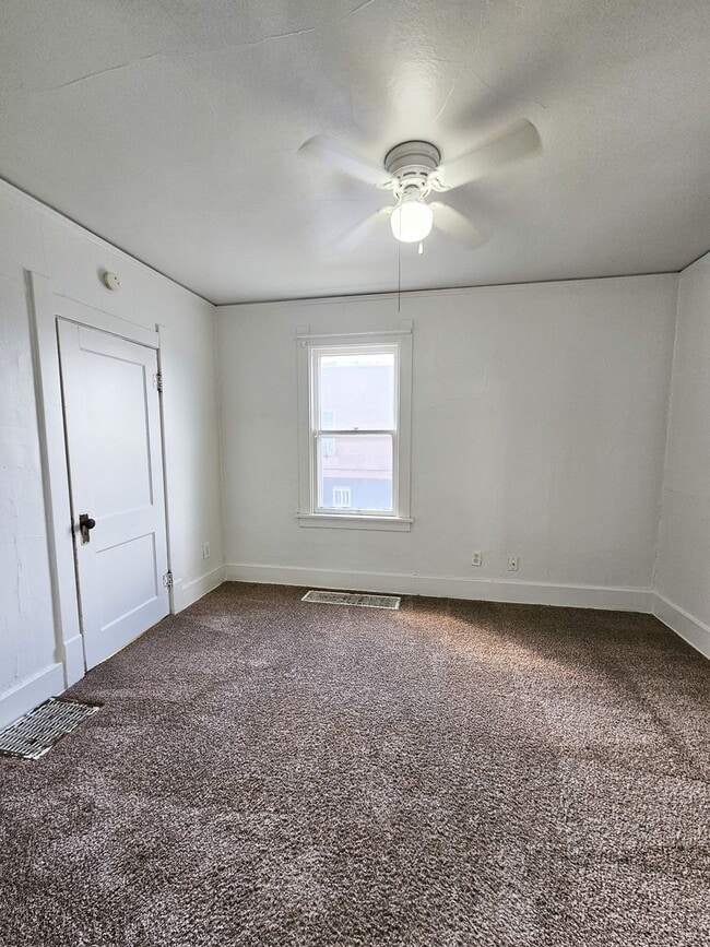 Building Photo - 4 Bedroom Home Located Downtown