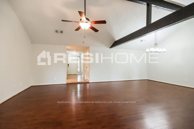 Building Photo - Welcome Home! Rent easily and live comfort...
