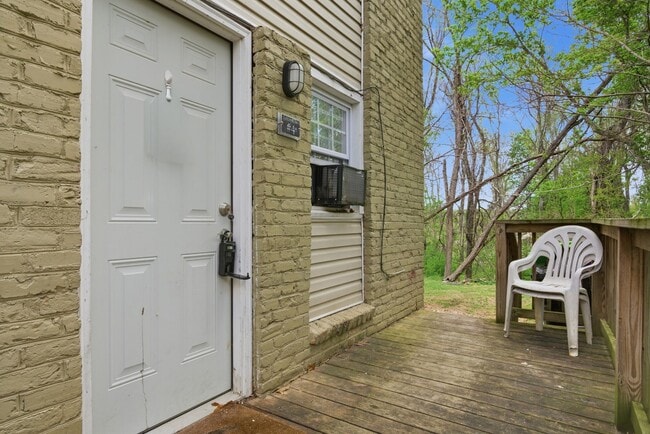 Building Photo - 2 Bed / 1 Bath. Off street parking.