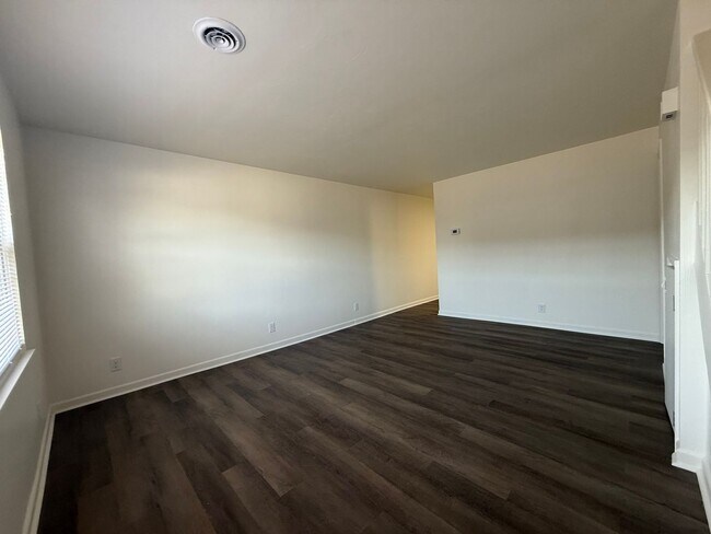 Building Photo - 2 Bedroom 1.5 Bath Apartment located in Jo...
