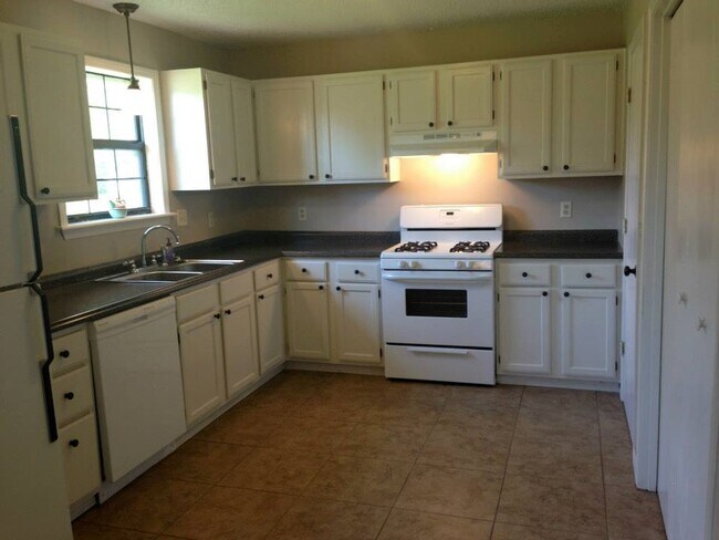 Kitchen - 105 Bean St