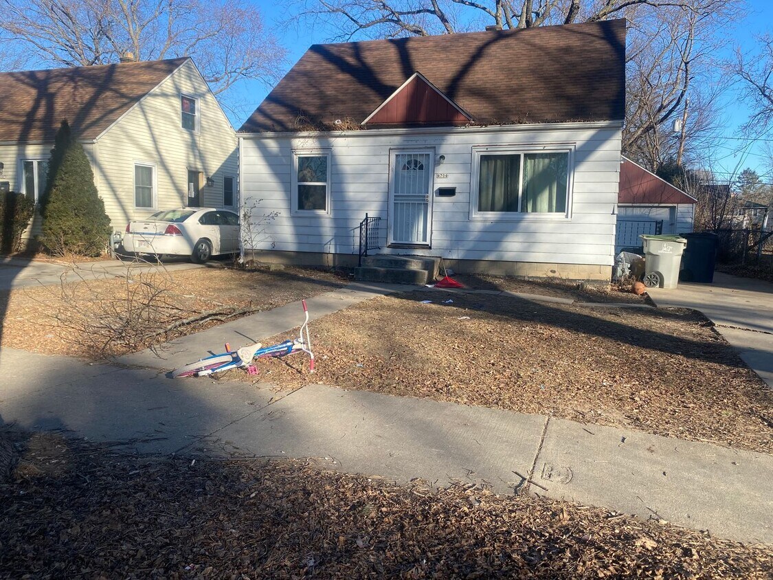Primary Photo - 3BR SINGLE FAMILY HOME, FULL BASEMENT, GREAT YARD, PARKING, GARAGE