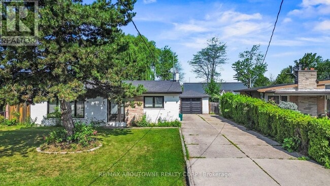 Building Photo - 523 Pinegrove Rd