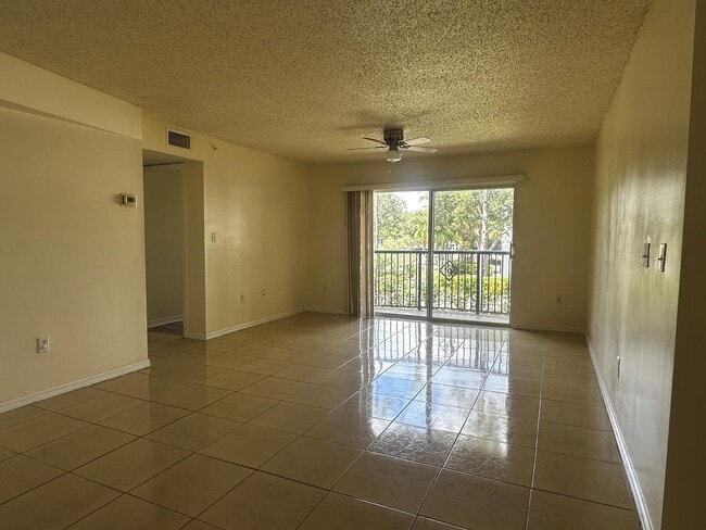 Foto del edificio - 1300 Crestwood Ct S