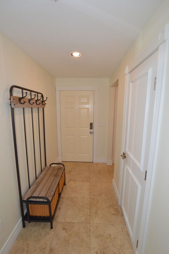 Foto del edificio - Beautiful and Bright Furnished, 1 Bd / 1 Ba  Condo w/ Pool View