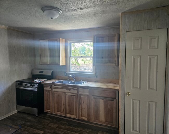 Building Photo - 150 Edgewater Rd