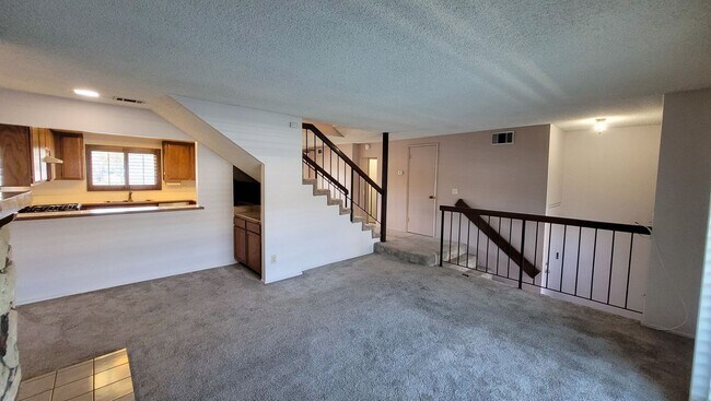 Building Photo - Three Story 2 Bed 1.5 Bath with Ensuite an...