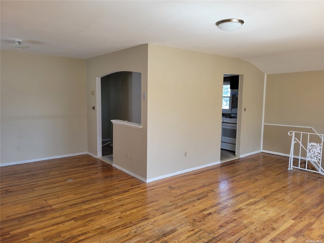 24127 Weller Ave, Queens, NY 11422 Room for Rent in Queens, NY