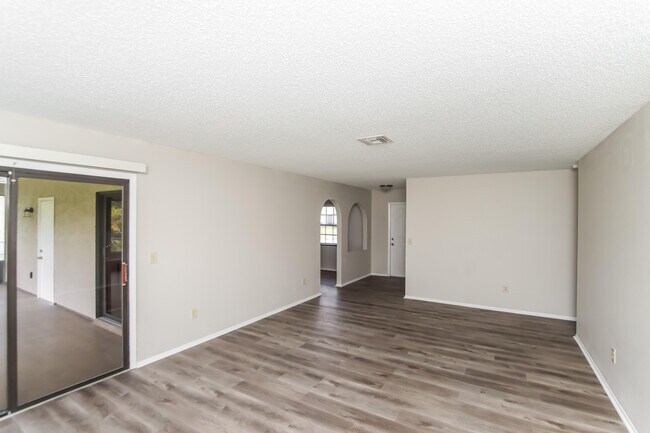 Building Photo - 409 Santa Martia St SW