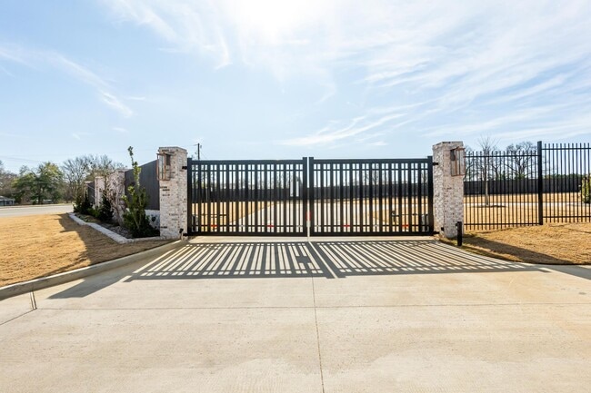 Building Photo - The Glen