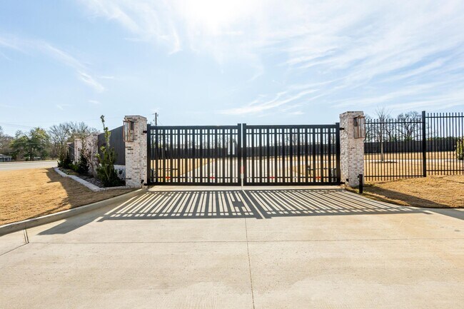 Building Photo - The Glen