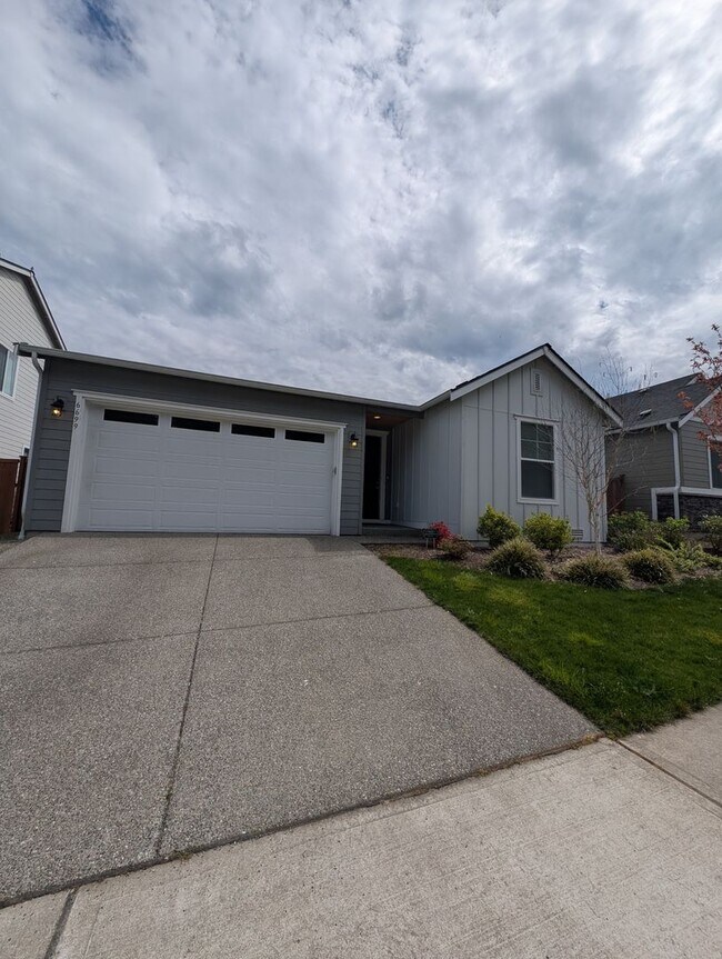 Foto del edificio - One Story Living in Port Orchard! Large 3 Bedroom Available for Rent!
