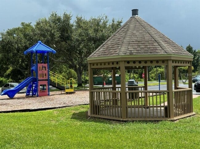 Building Photo - 1999 Summer Club Dr