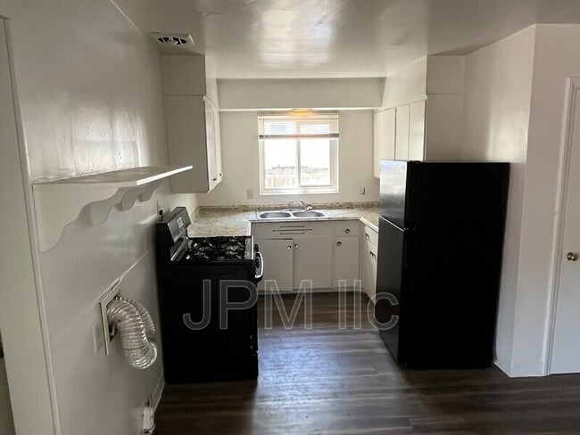 Building Photo - 525 Kirman Ave.