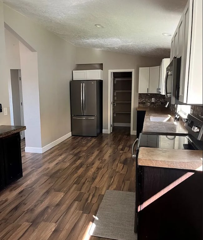 Building Photo - 4 Bedroom, 3 Bathroom Home - Located in Mo...