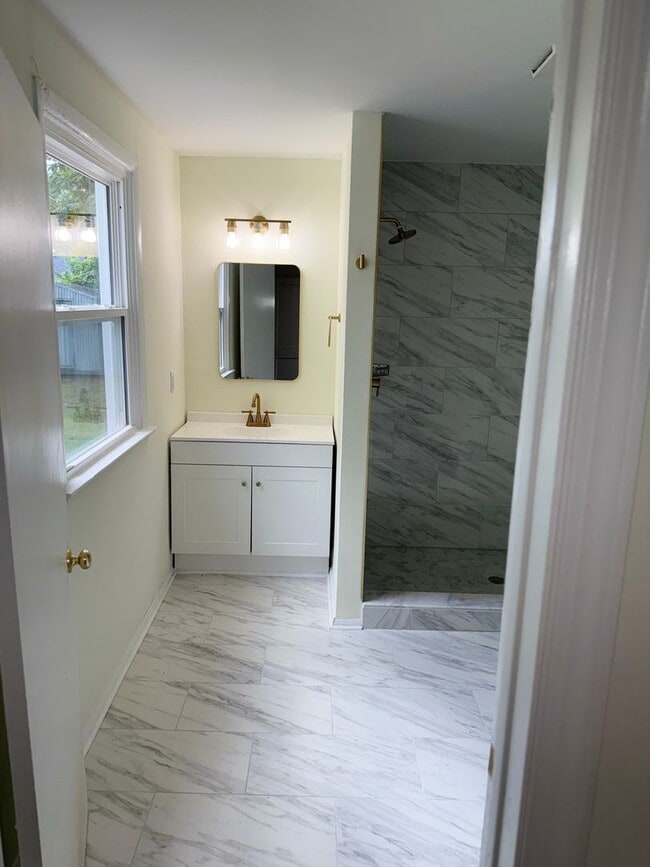 Foto del edificio - Beautiful renovated 3 bedroom 2 full bath ...