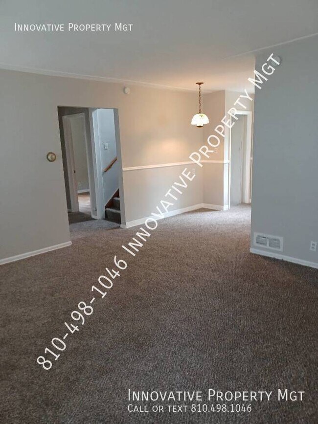 Building Photo - 3 bedroom home with brand NEW carpet and a...