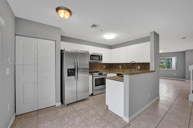 Building Photo - 5409 SW 41st St  5409 Pembroke Park Fl 33023