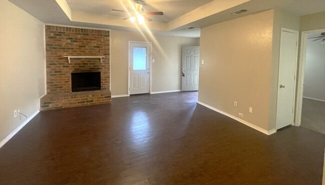 Building Photo - Duplex 2/2 with 2 car garage pre-leasing i...