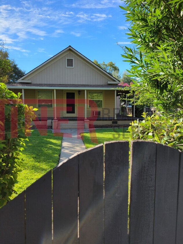 Foto principal - Quaint 3 Bedroom home in Old Roseville!