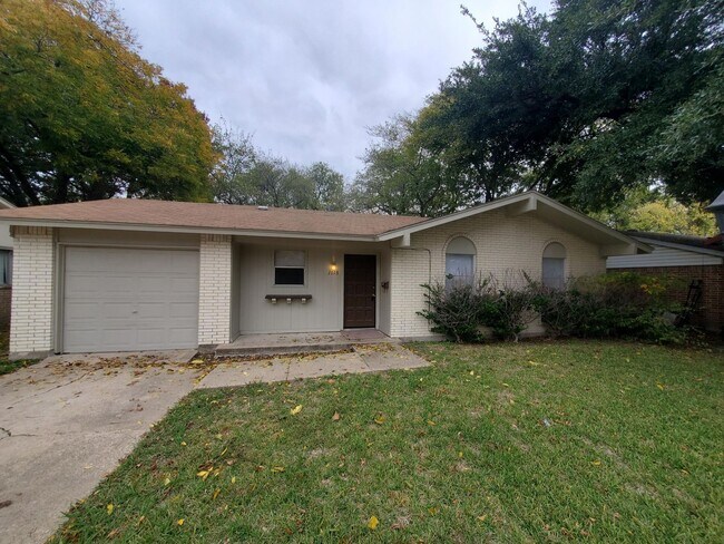 Building Photo - Move in ready Garland Home!