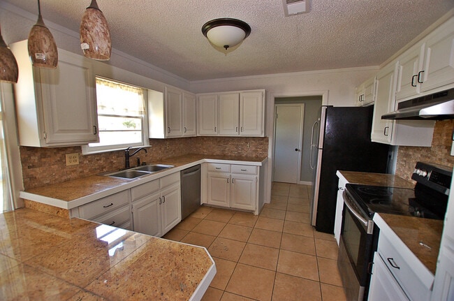 Building Photo - Large 4 Bed 3 Bathroom with 2 Living Areas