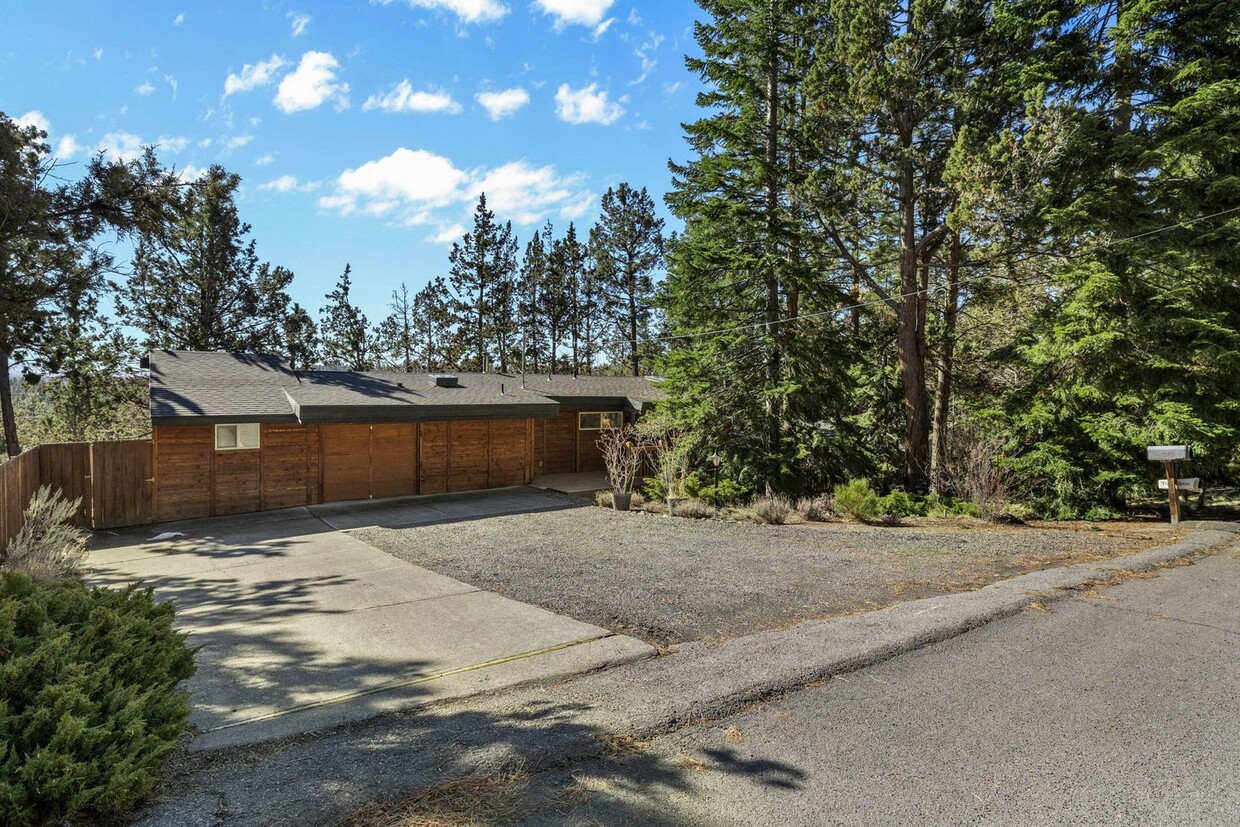 Foto principal - 4 Bed 2 Bath West Hills Bend Oregon