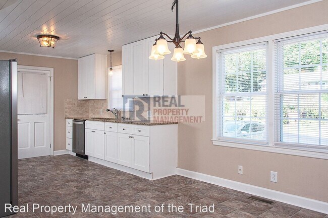 Foto del edificio - 3 br, 1.5 bath House - 2748 Lyndhurst Ave