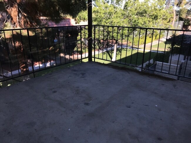 Building Photo - BEAUTIFUL 2 BEDS 1 1/2  BATHROOM APARTMENT PLUS 1 CAR GARAGE MLOVE IN SPECIAL