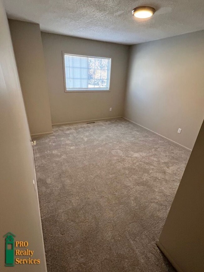 Building Photo - Recently Remodeled 2 Bedroom Townhome