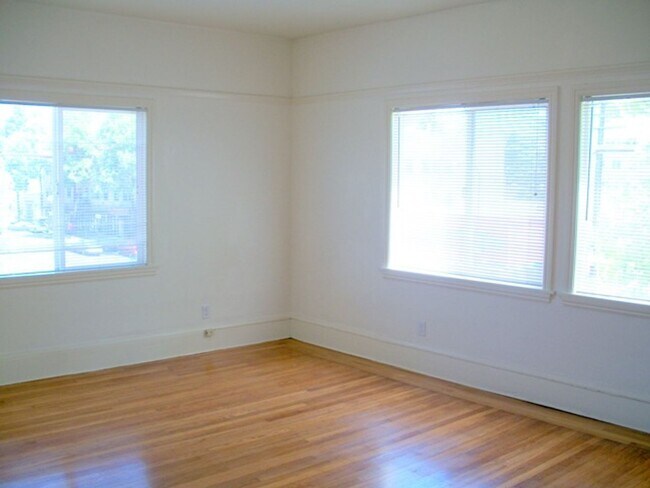 Building Photo - This unit is a Studio, with a giant kitche...