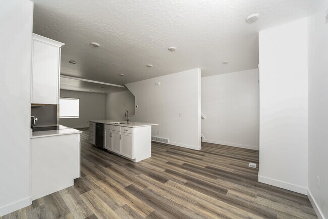 Building Photo - 1054 W 90 S